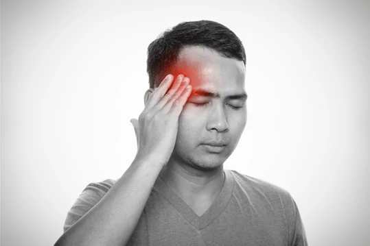 Adulto con dolor de cabeza Adulto con dolor de cabeza